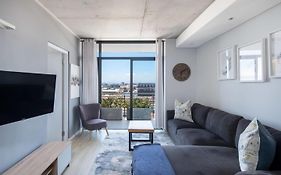 Modern Two Bedroom Unit, Mountain & Harbour Views